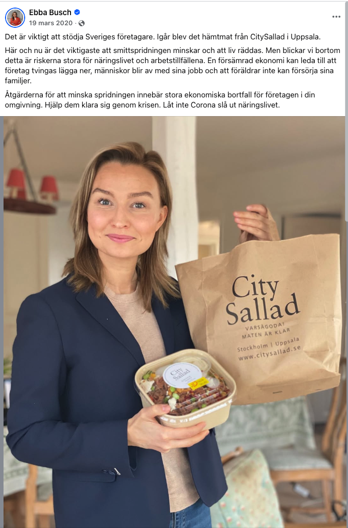 Ebba Busch med en Citysalladpåse och salladslåda